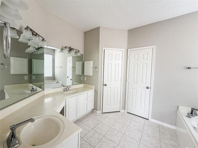 Building Photo - 10114 Willow Crossing Dr