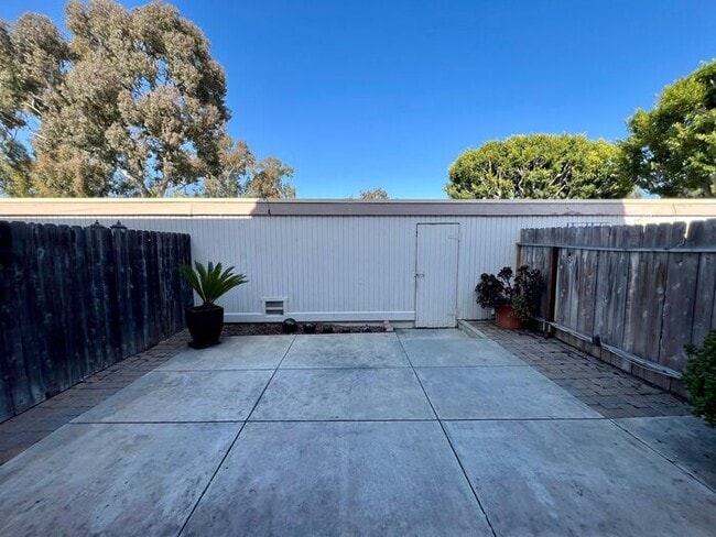 Building Photo - Spacious 4 BR/2.5 BA Townhouse in Carlsbad...