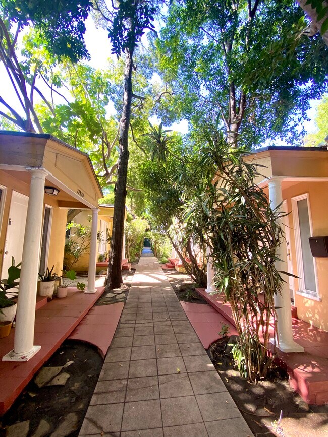 Courtyard - 7284 1/2 Fountain Ave