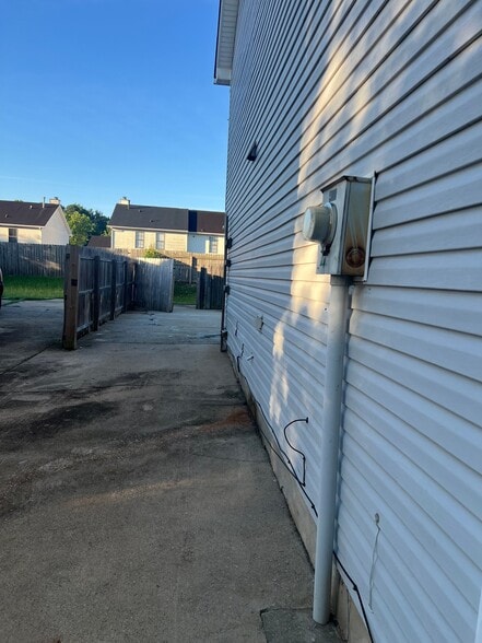 Building Photo - 3543 N Hopkins Ct