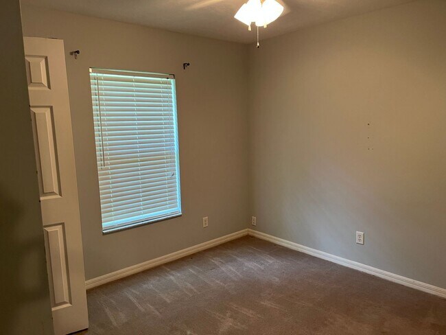 Building Photo - Spacious & Well-Maintained 2 Bedroom Home ...