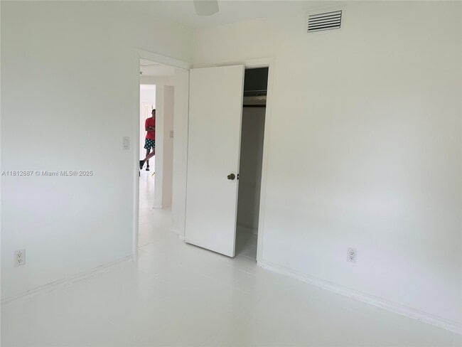 Building Photo - 5133 SW 43rd Terrace