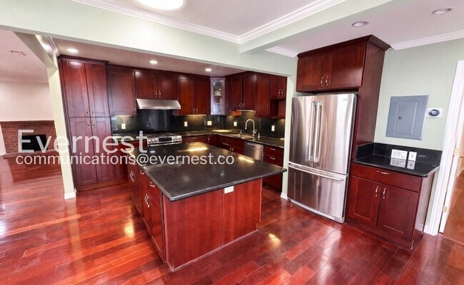 Building Photo - 4 Bed/3 Bath Home with Fenced Yard & Garage / Available Now!