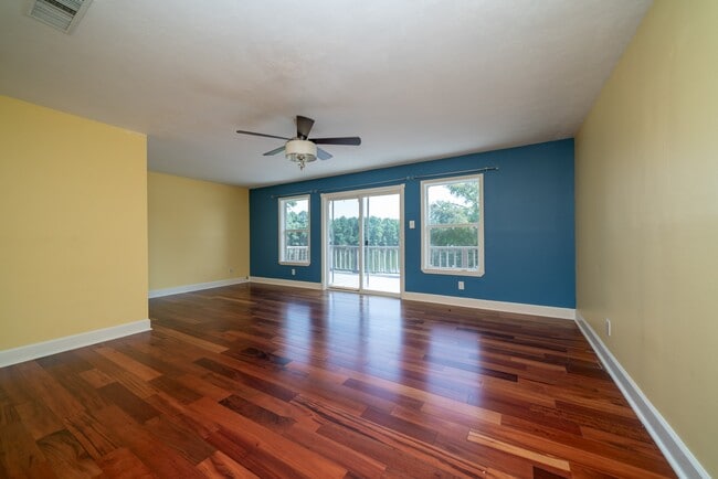 Building Photo - 830 Forest Lake W