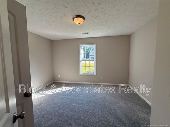 Building Photo - 402 Colonist Pl
