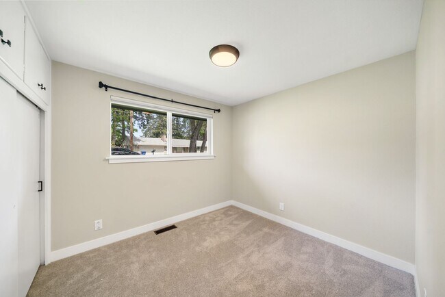 Building Photo - Beautifully updated 3 bed 3 bath Steilacoo...