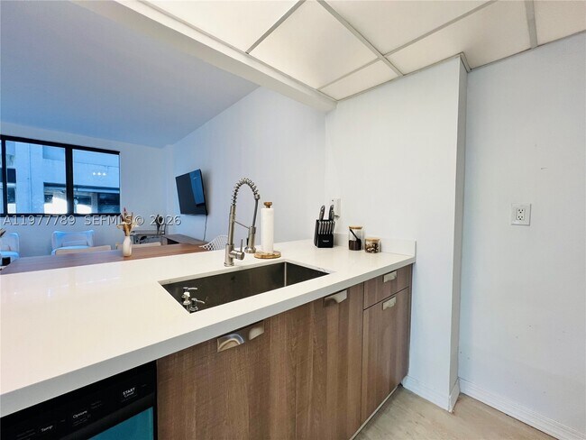 Building Photo - 540 Brickell Key Dr