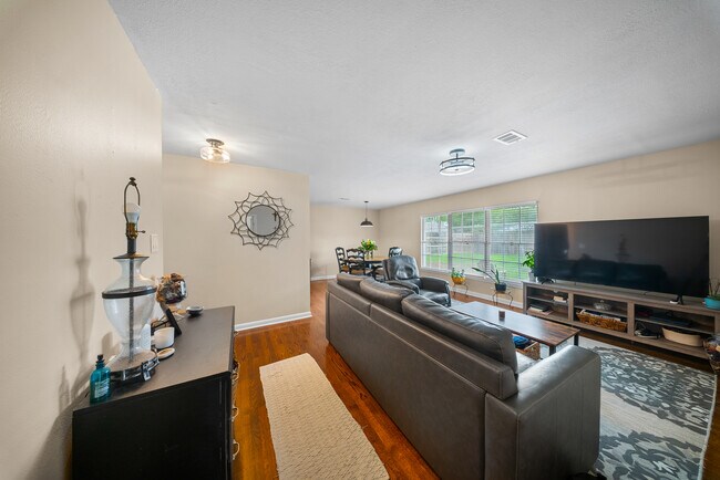Building Photo - 4802 Kinglet St