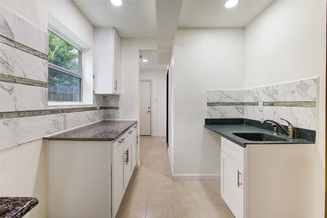 Building Photo - 303 Shady Glen Ln