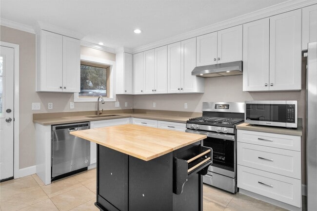 Building Photo - 2316 Poinciana Dr