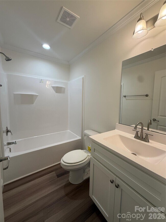 Building Photo - 204 Oscelake Way