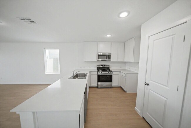 Building Photo - Gorgeous Open-Concept Home Near Randolph AFB - Realtor Commission: $500