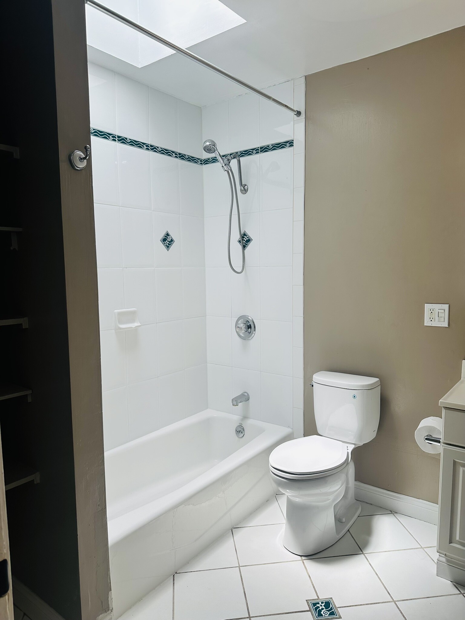 Bathroom 7ft x 5ft, 10in - 245 Concord St