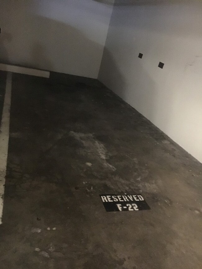 Building Photo - Studio with 1 covered parking (Honolulu)
