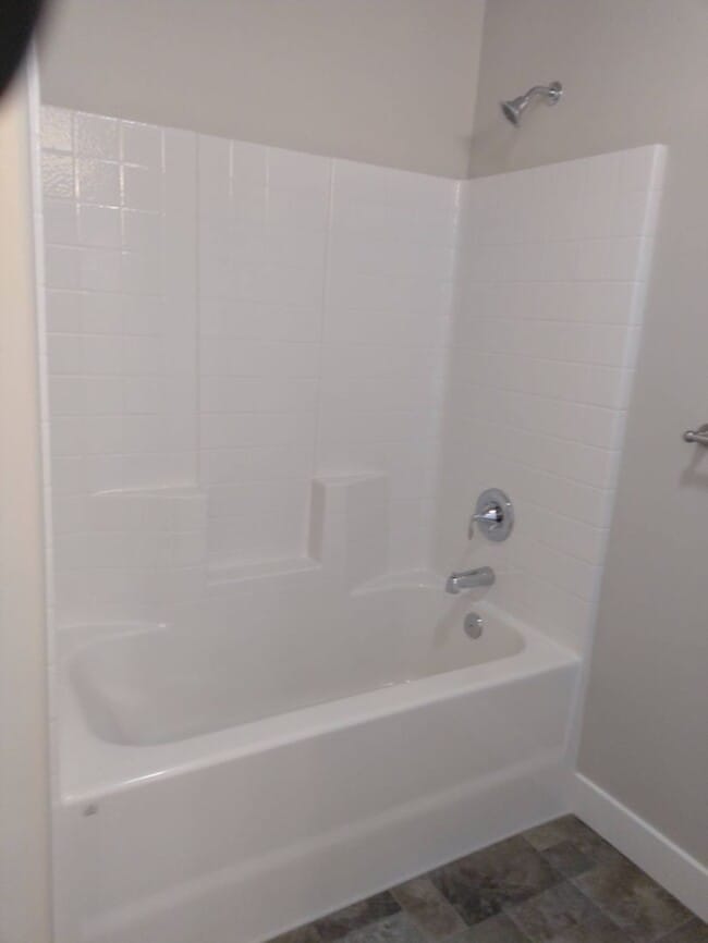 Building Photo - Cute and Spacious! Available Now! Month to Month Accepted