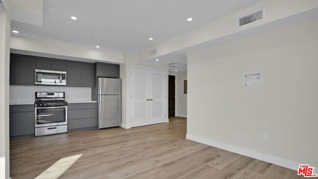 Building Photo - 846 S Mariposa Ave