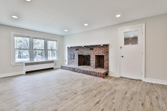 Building Photo - 139 Greeley St