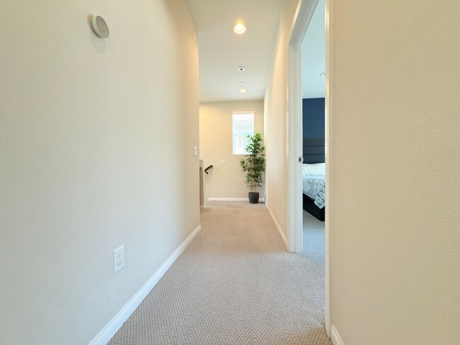 Building Photo - Beautiful 3 Bedroom in Private Community