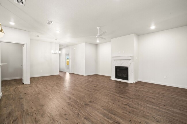 Building Photo - New Luxurious Townhome Located In Abbey Gl...