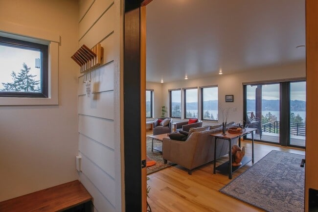 Building Photo - Stunning Holmes Harbor Home and Pet Friendly!