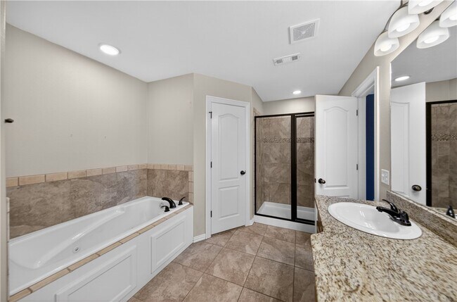 Building Photo - 402 SW Arch St