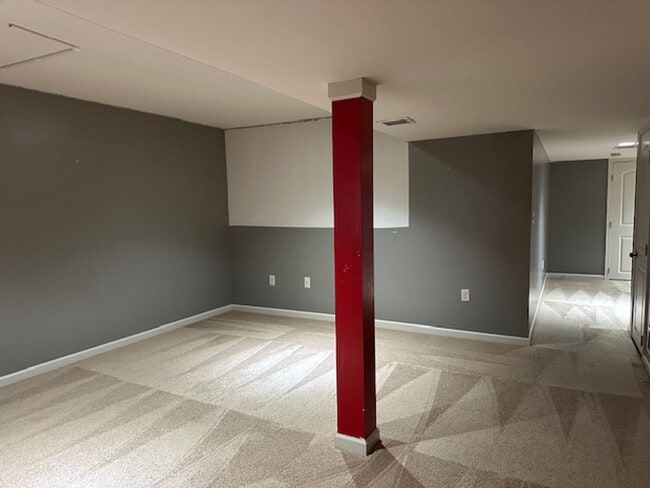 Building Photo - 6402 Creekbend Dr