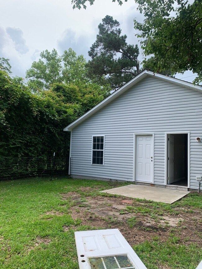 Building Photo - 3 Bedroom 2 Bath on Park Ave. Available