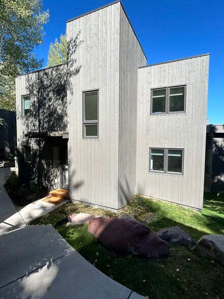 Building Photo - 100 Meadow Ranch Dr