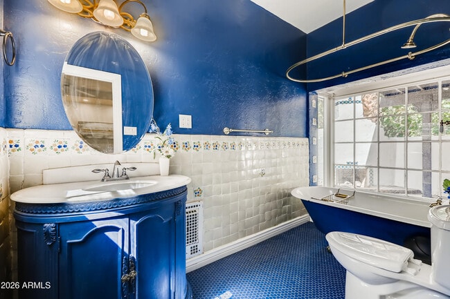 Building Photo - 2021 N Alvarado Rd