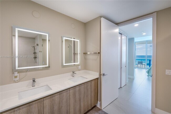Building Photo - 17550 Collins Ave