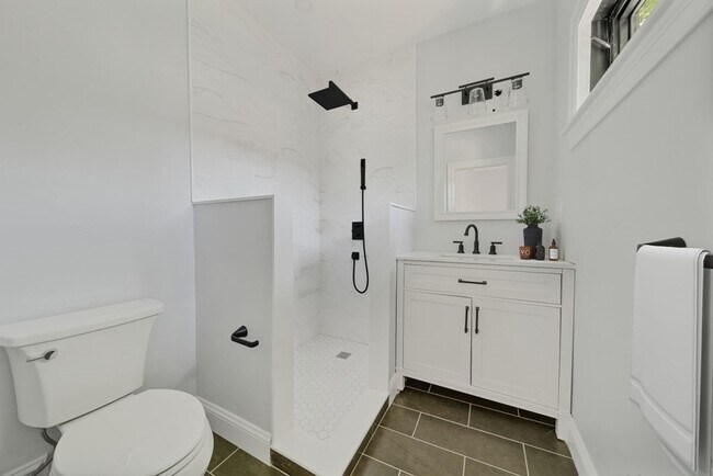 Building Photo - 82 Rossmore Rd