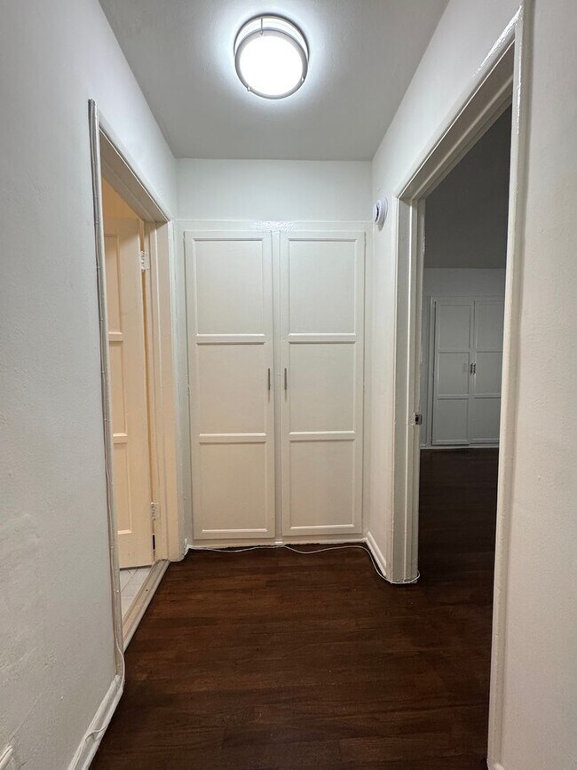 Building Photo - 1 Bed 1 Bath in Hollywood Heights with Par...