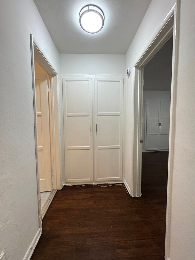 Building Photo - 1 Bed 1 Bath in Hollywood Heights with Private Garage included