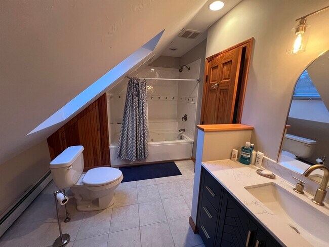 Building Photo - 34 Mirror Lake Dr