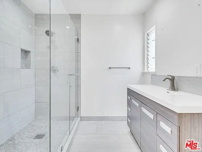 Building Photo - 1703 Kelton Ave