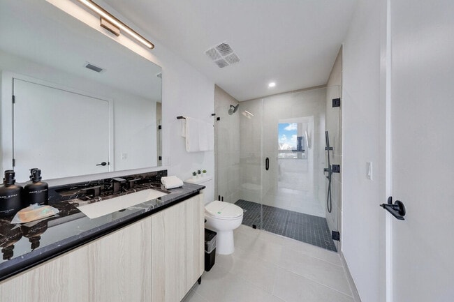 Building Photo - 225 N Miami Ave