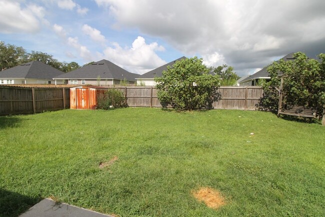 Building Photo - Inviting 3-Bedroom Home with Fenced Backya...