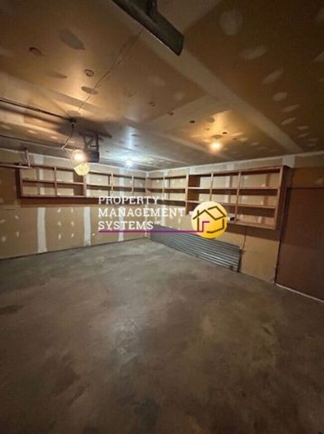 Building Photo - 3 Bedroom Twin Home in Sandy