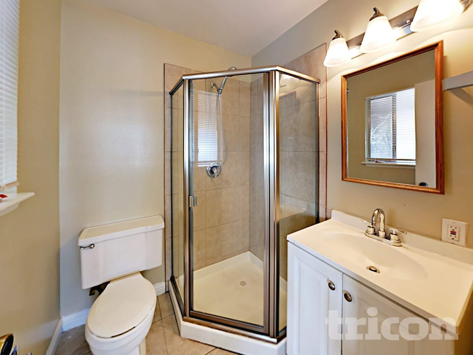 Building Photo - 1355 Royal Dr