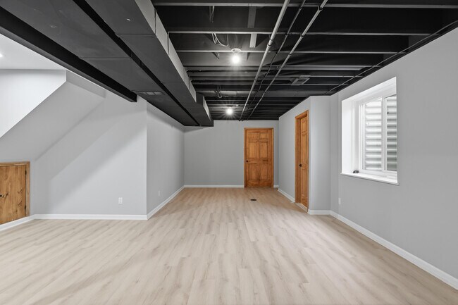 Building Photo - 15185 Hanover Ave