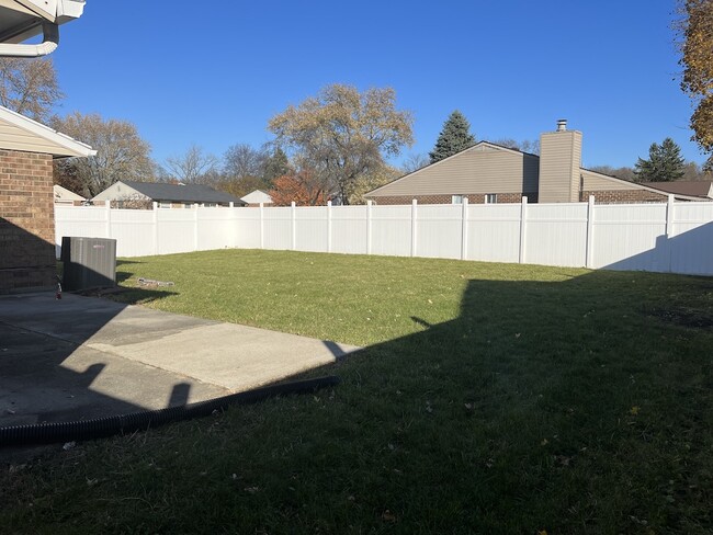 Building Photo - 7690 Rustic Woods Dr
