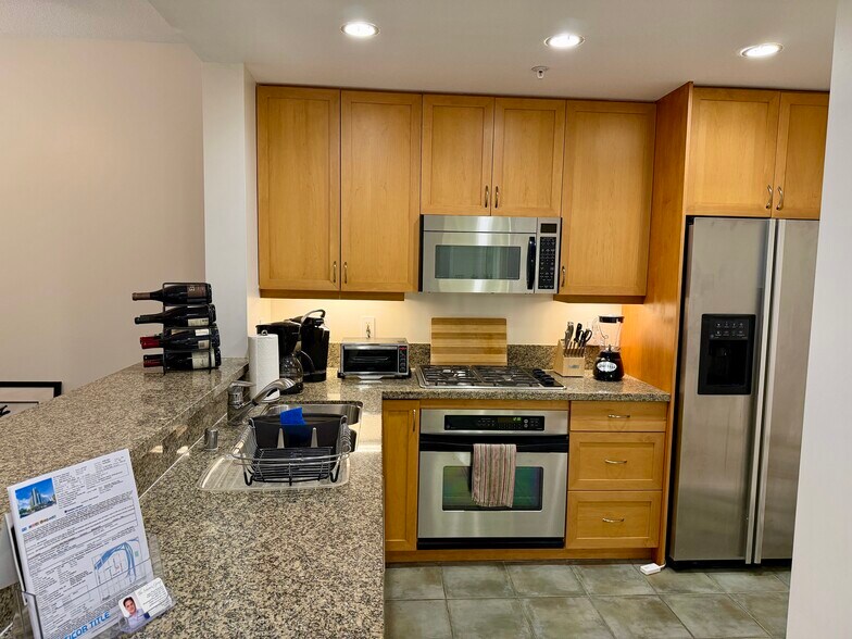 Building Photo - 850 Beech St