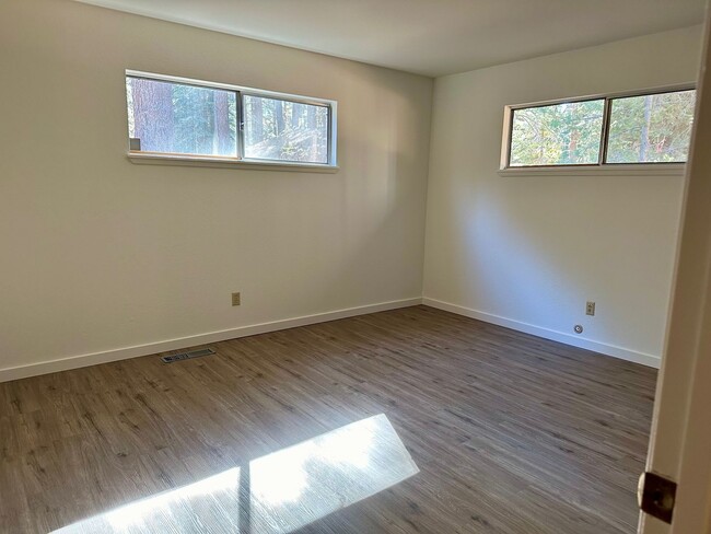 Building Photo - Single story pet friendly 3Bd home with hu...