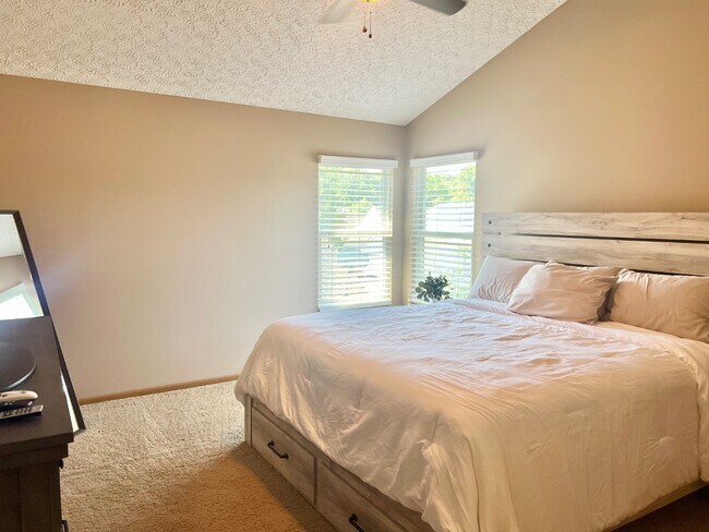 Building Photo - 2191 Painted Cliff Dr