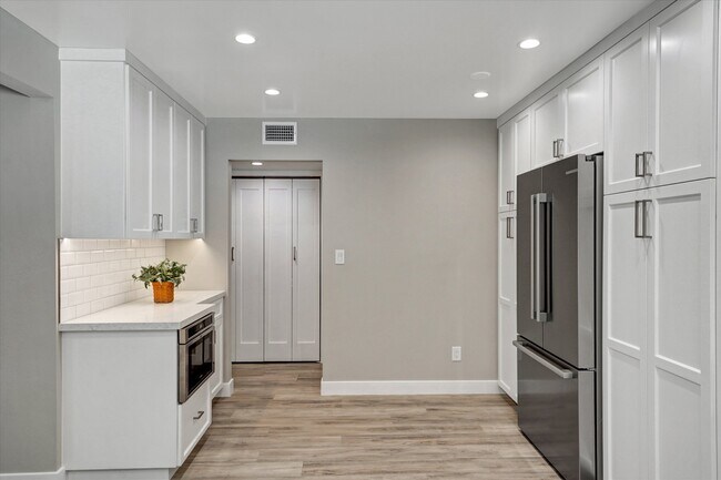 Building Photo - 5346 Tyrone Ave