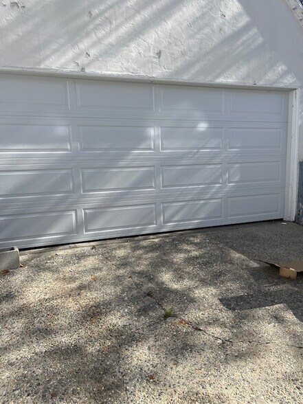 2car Garage - 1170 W Summerland Ave