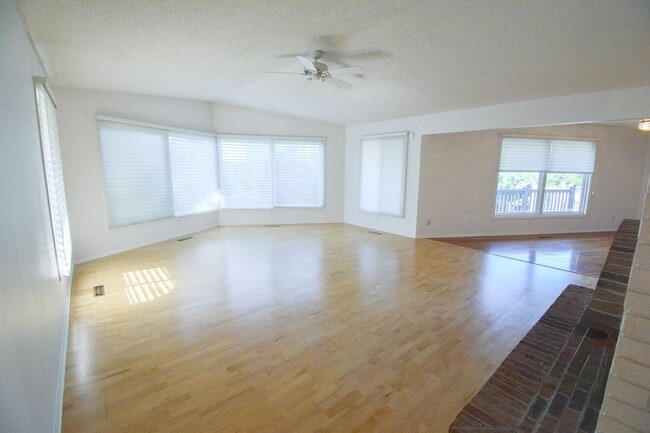 Building Photo - 6 Bed, 3.5 Bath Home for Rent – Retro Char...