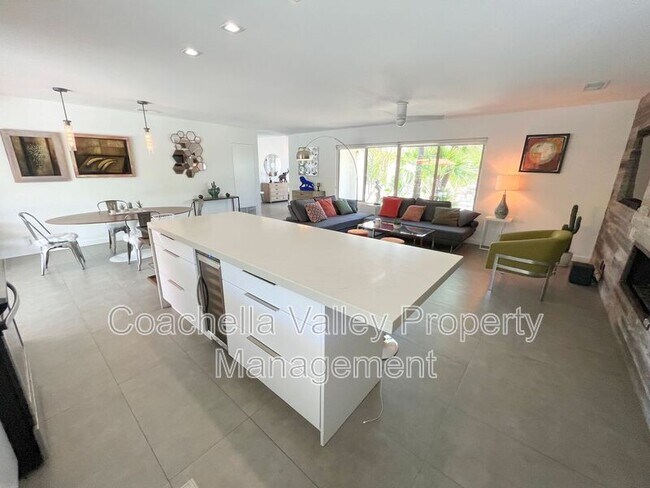 Building Photo - 2885 E Venetia Rd