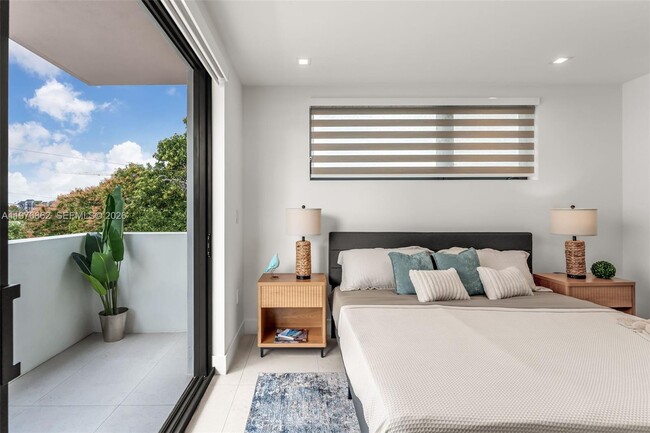 Building Photo - 721 SW 11th St