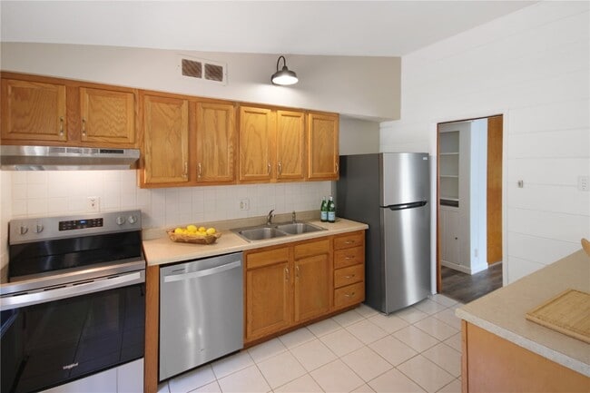 Building Photo - 613 Fieldcrest Dr